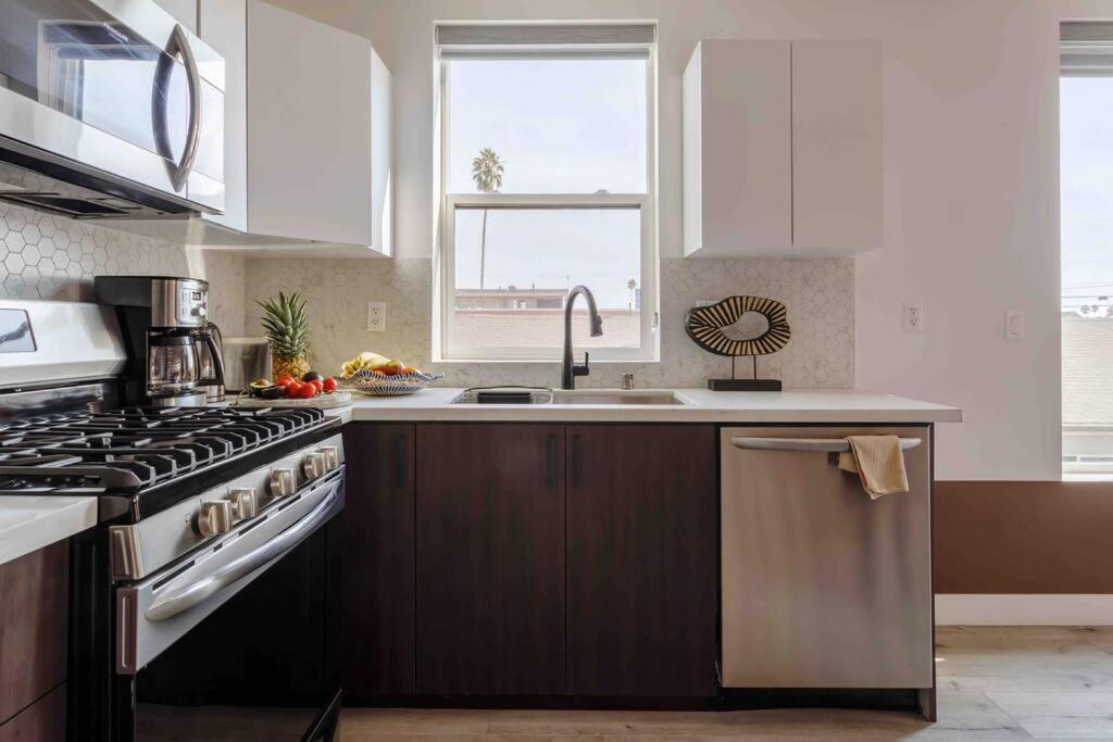 Stunning Hollywood Townhouse With Sunny Views Villa Los Angeles Exteriör bild