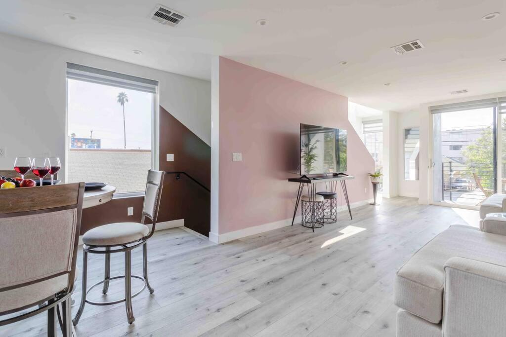 Stunning Hollywood Townhouse With Sunny Views Villa Los Angeles Exteriör bild